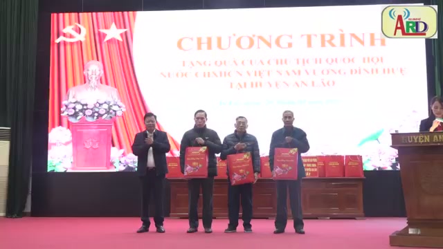 Đồng chí Lê Trung Kiên, Trưởng Ban Quản lý Khu Kinh tế thăm, tặng quà, chúc Tết gia đình chính sách, hộ nghèo tại huyện An Lão